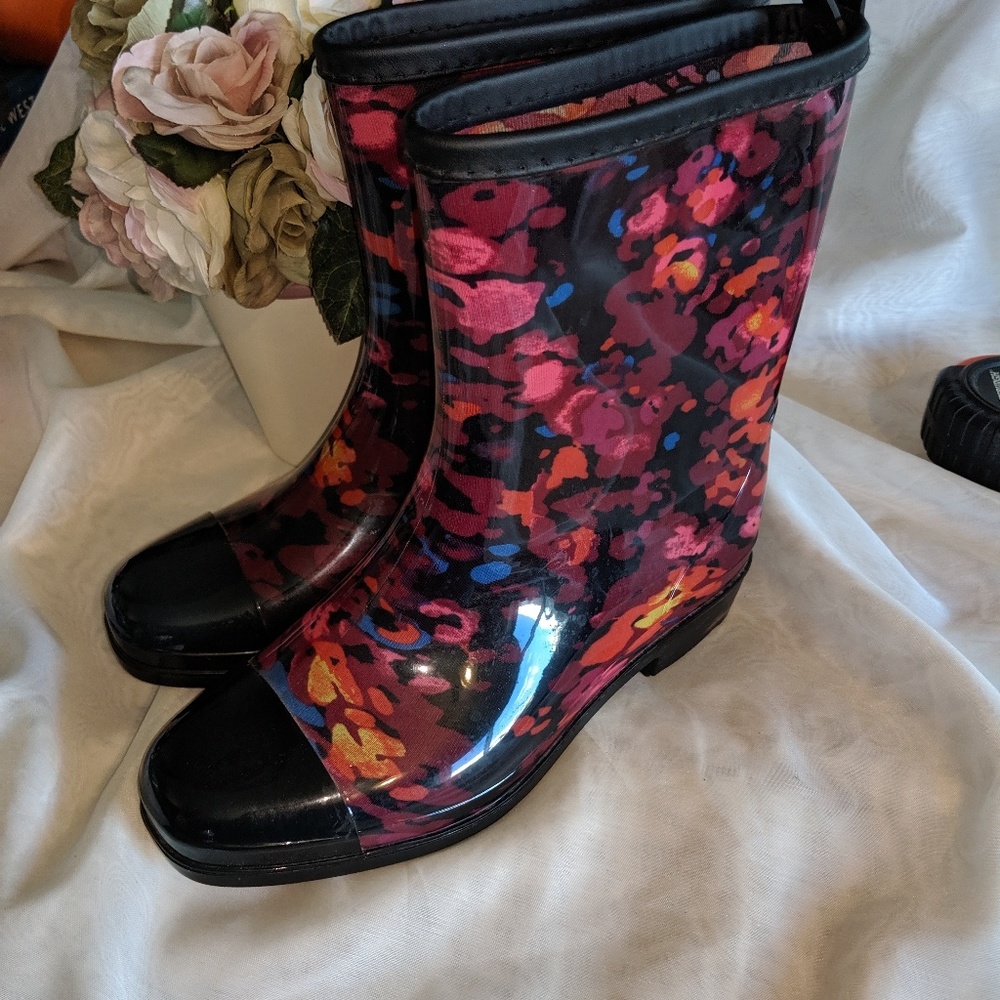 Floral Rainboots Women's sz 8.5 (39).    Box 32